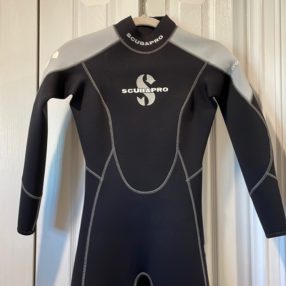 Scuba pro wetsuit. Never used womens small. Profile 3/2.